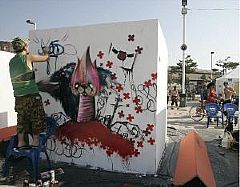 FOTO: Graffitero pintando un panel.