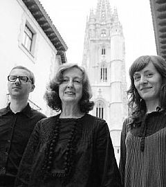 De izquierda a derecha, Erich Berger, Rosina Gmez-Baeza y Ana Botella, ayer, en Oviedo, a la puerta del Museo de Bellas