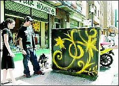 FOTO: Sobre estas lneas, Laurato Balmonte, trabajando en una de sus obras cerca del parque del Gas. A la izquierda, un graffitero en el segundo concurso organizado por la UGT en el Pueblo de Asturias.