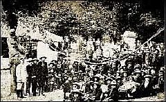 Scouts gijoneses, en la fuente de Isabel II, en agosto de 1931