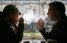 Una pareja fuma sendos cigarrillos en una cafetera, algo que en poco ms de un mes ya no podrn hacer